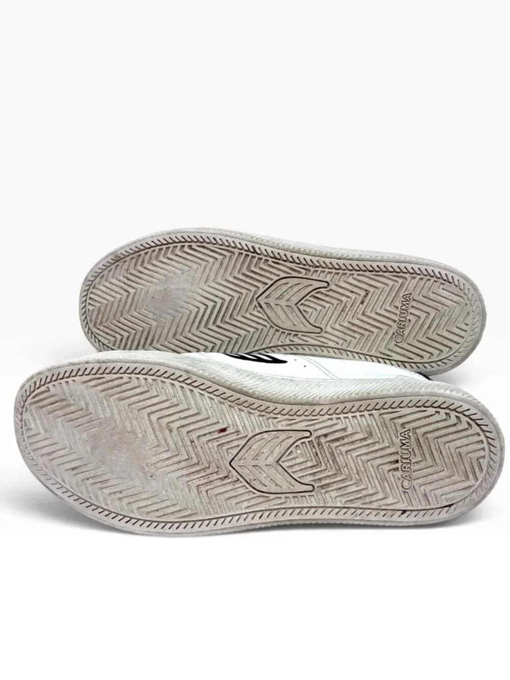 Cariuma Salvas White Leather Black Logo Low Top Sneakers - W 9 / M 7.5